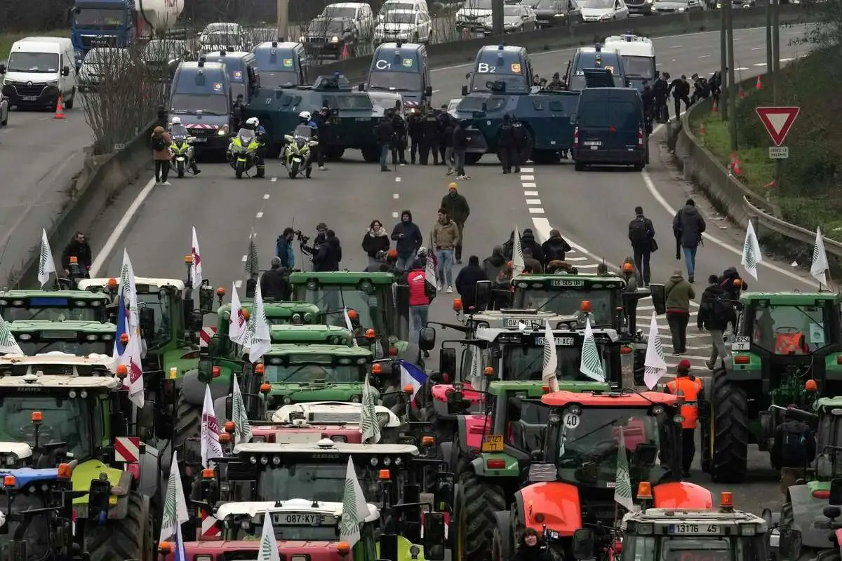 France: 91 Farmers Arrested for Protesting in Wood Market