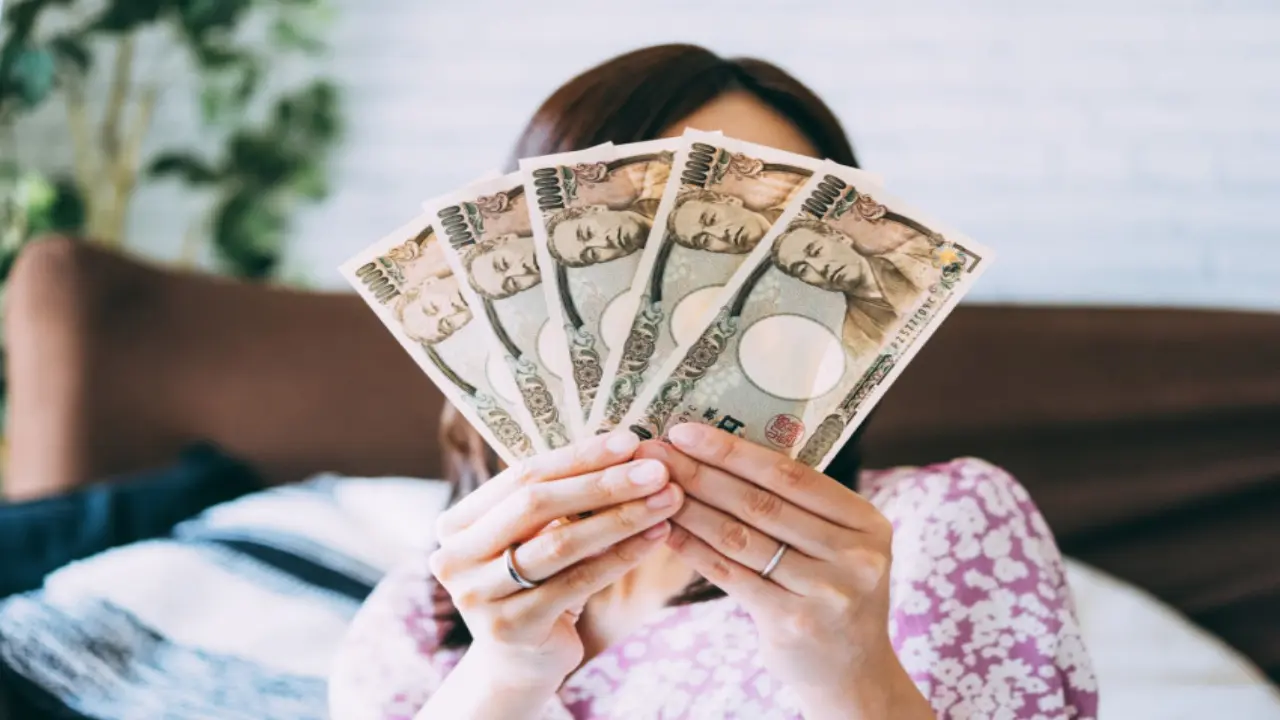 In Japan, 75% Of Men Give All Their Money To Their Wives And Get a Monthly Allowance